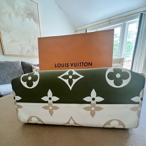 Louis Vuitton Onthego GM Giant Monogram tote bag, green/white/tan - Picture 4 of 15